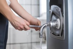 阿诗丹顿热水器全国报修服务点阐明←热水器压力阀一扳就喷气，安全省心使用攻略